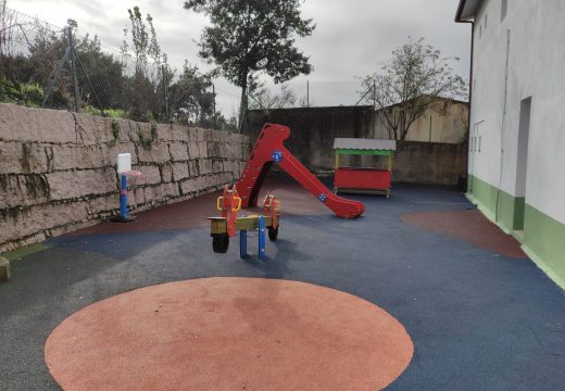 Instalado mobiliario infantil no patio de xogos da escola do Vilariño
